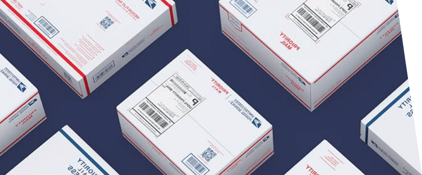 美国邮政总局 Priority 邮件 and Priority 邮件 Express packages with Click-N-Ship shipping labels.